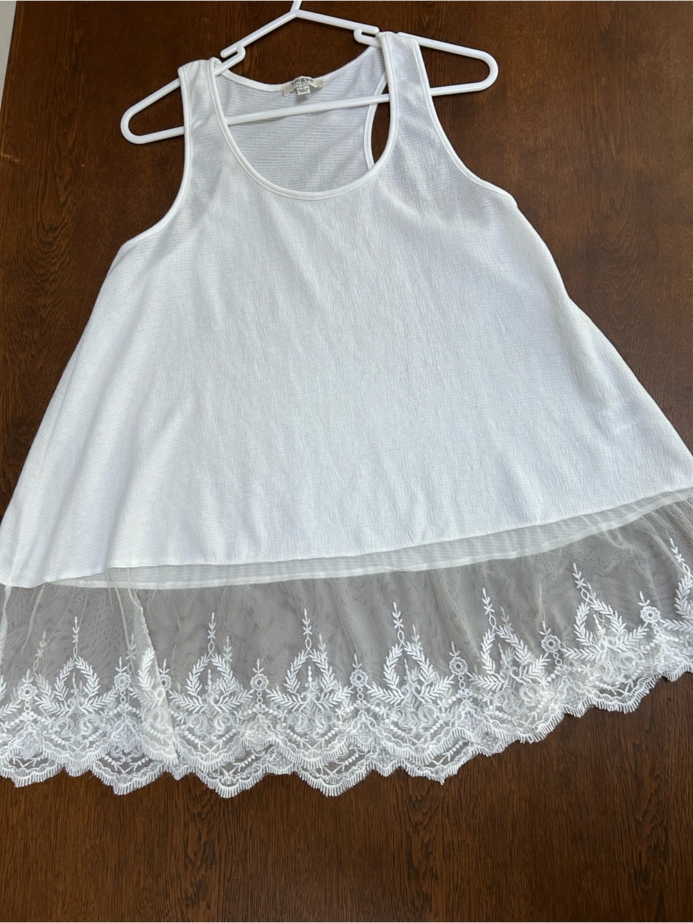 Umgee White Tank Top w/Embroidered Lace 8”Hem, v feminine. Excellent condition.